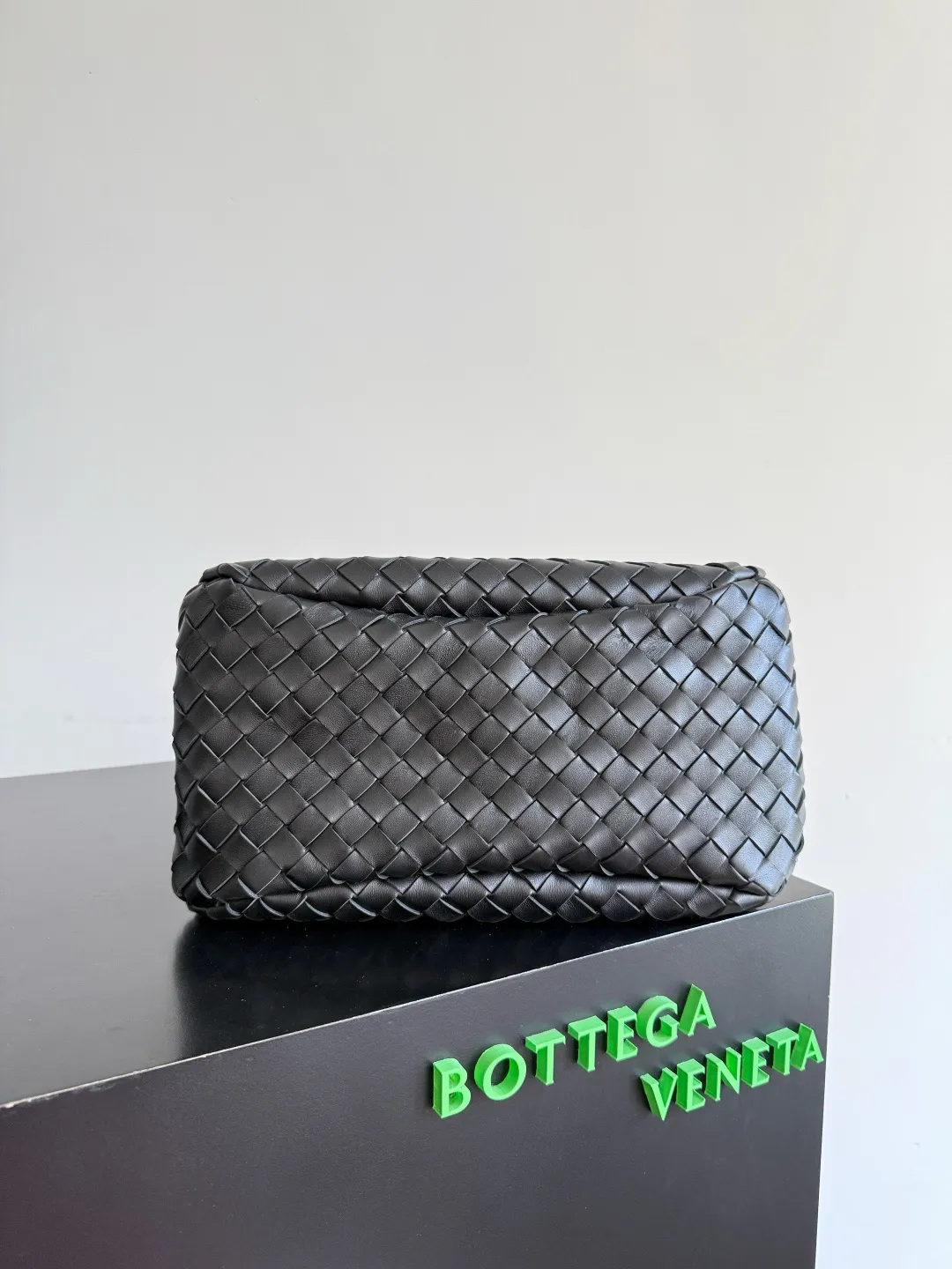 Batch 2160 new products are coming! BOTTEGA VENETA Bottega Veneta's 2025 new Campana shoulder bag is on the market~ First of all, I would like to praise the weight of this bag. As a not too small bag, it is very light for daily use. For people like me who need to carry a lot of belongings when going out, this advantage is great, and it greatly reduces the burden of traveling. 🛍️The shape is a bit like a combination of parachute and jodie. The blunt triangle shape is cute and honest. Carrying it on your back when going shopping is a good mood accelerator. The handles and body of the bag are both classic weaves. A tie is added to the original open design. If it is not tied up, the bag will look like a small vegetable basket when carried. Style number: 844249 Size: 33*20*16.5cm